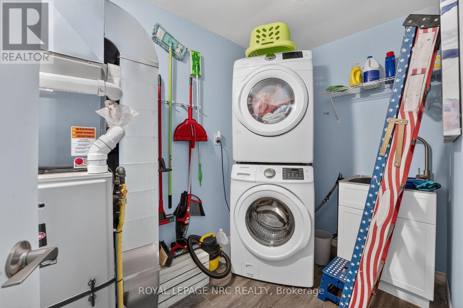 












404 LAKEWOOD AVENUE

,
Fort Erie (Crystal Beach),




Ontario
L0S1B0

