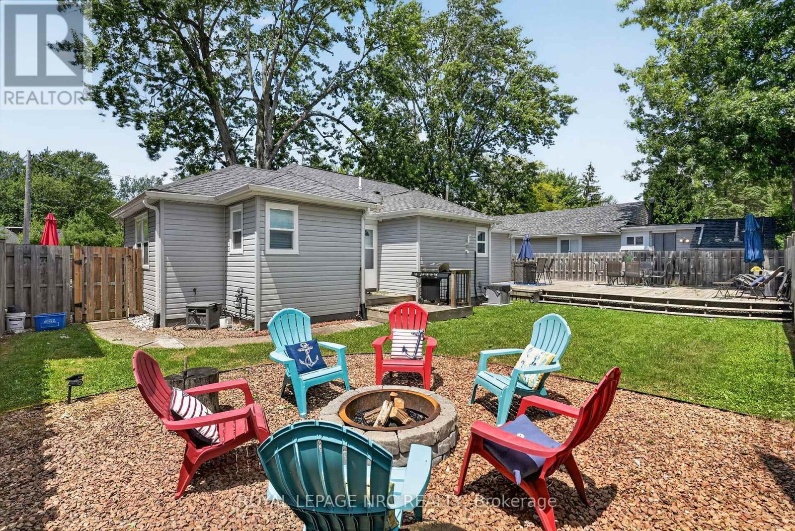 












404 LAKEWOOD AVENUE

,
Fort Erie (Crystal Beach),




Ontario
L0S1B0

