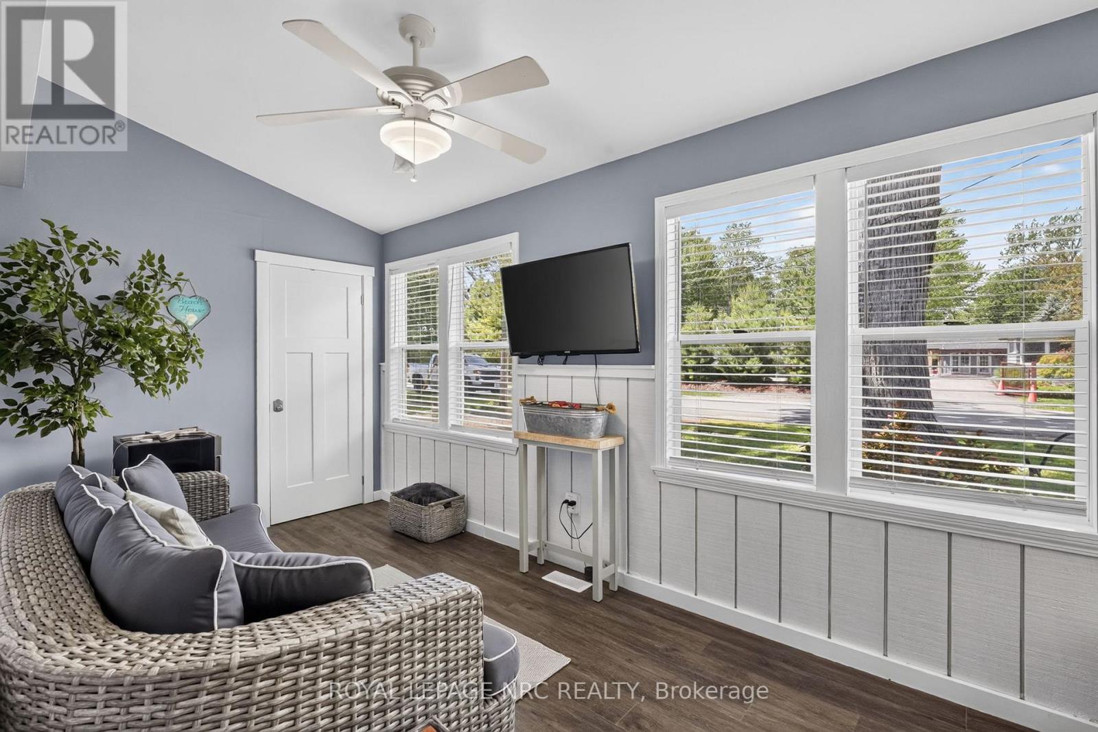 












404 LAKEWOOD AVENUE

,
Fort Erie (Crystal Beach),




Ontario
L0S1B0

