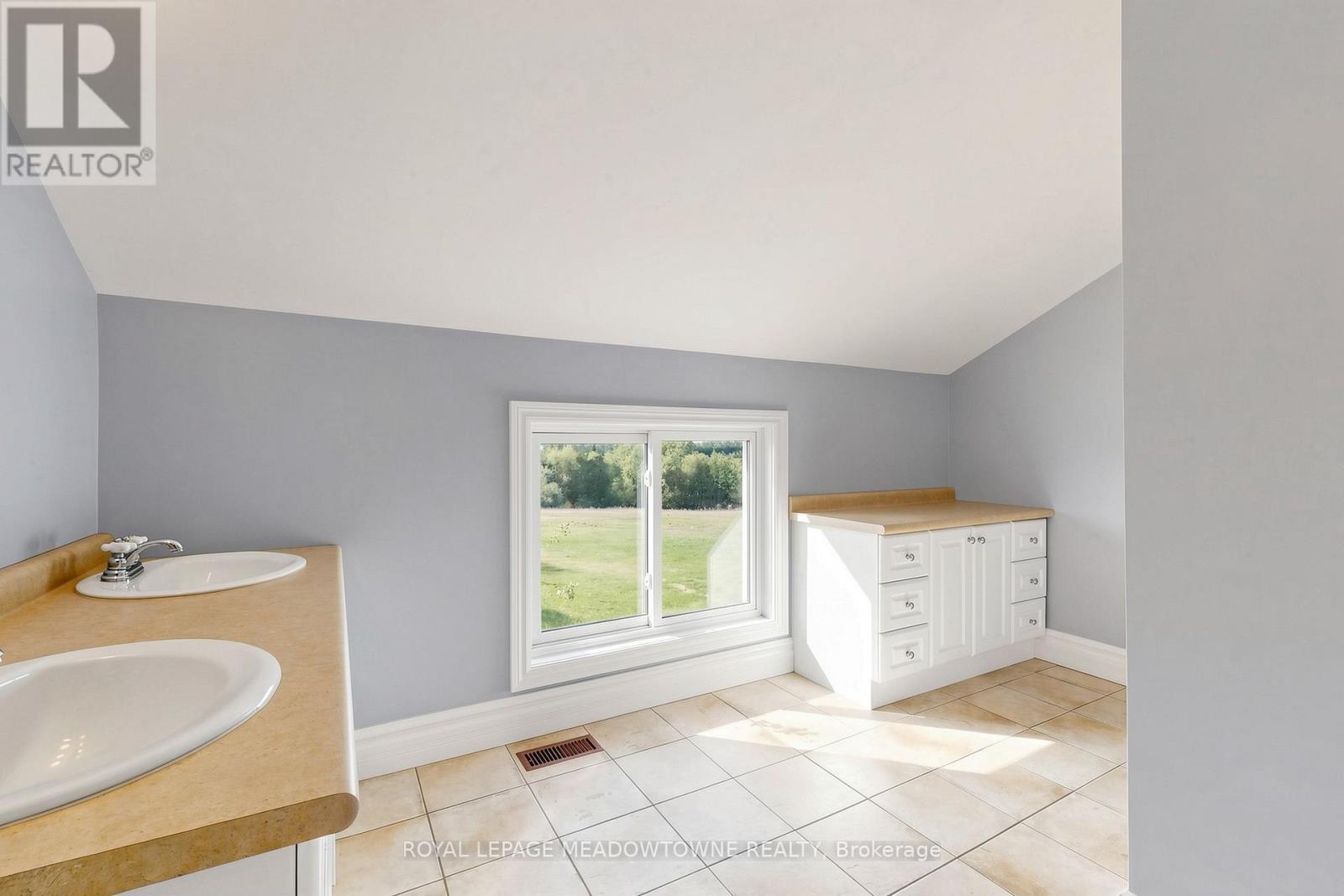 












13489 FOURTH LINE NASSAGAWEYA

,
Milton,




Ontario
N0B2K0


