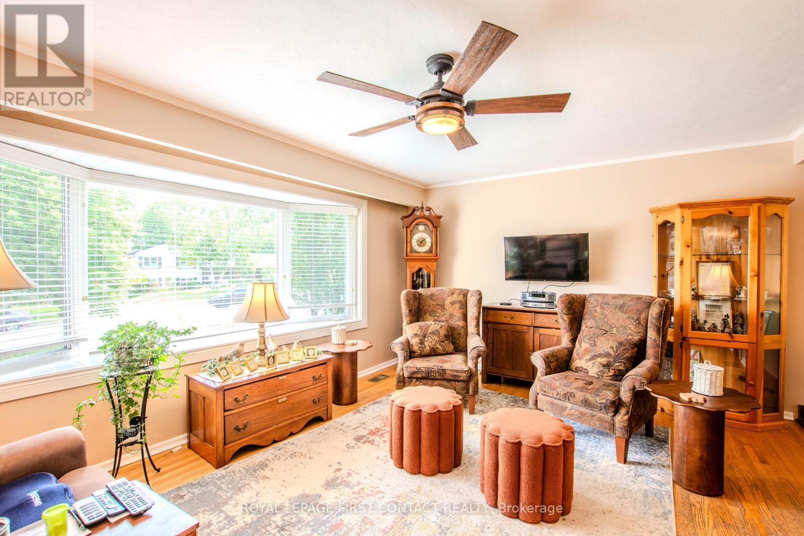 












27 TOWER CRESCENT

,
Barrie,




Ontario
L4N2V3

