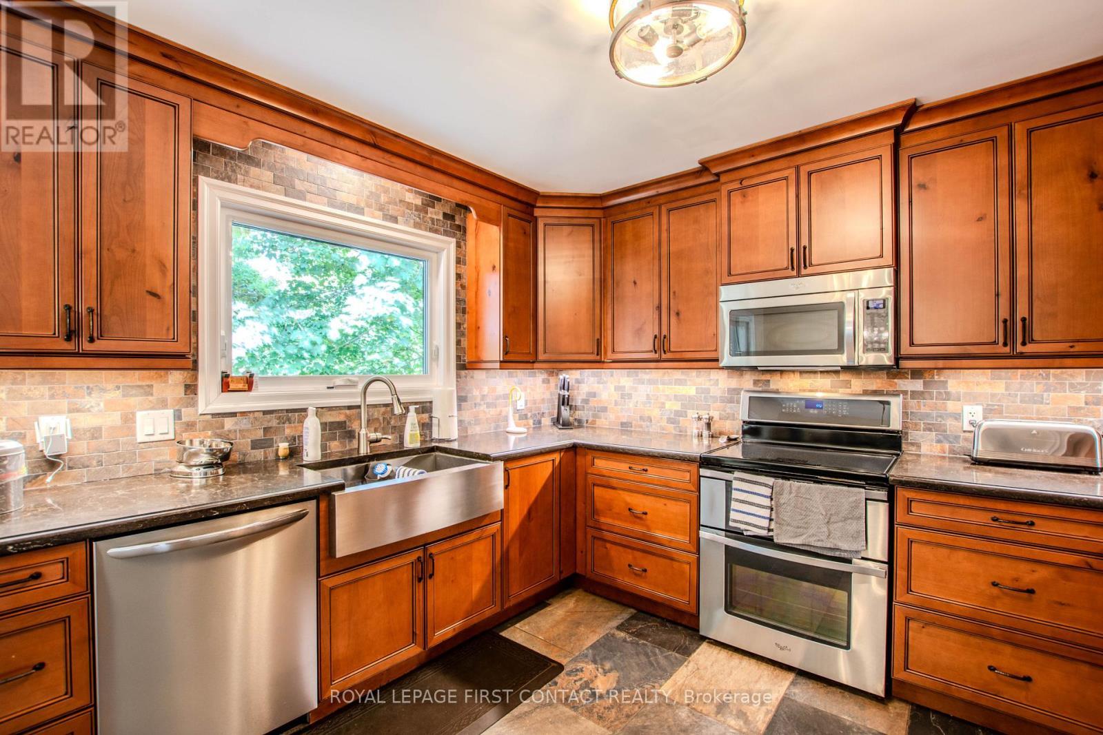 












27 TOWER CRESCENT

,
Barrie,




Ontario
L4N2V3

