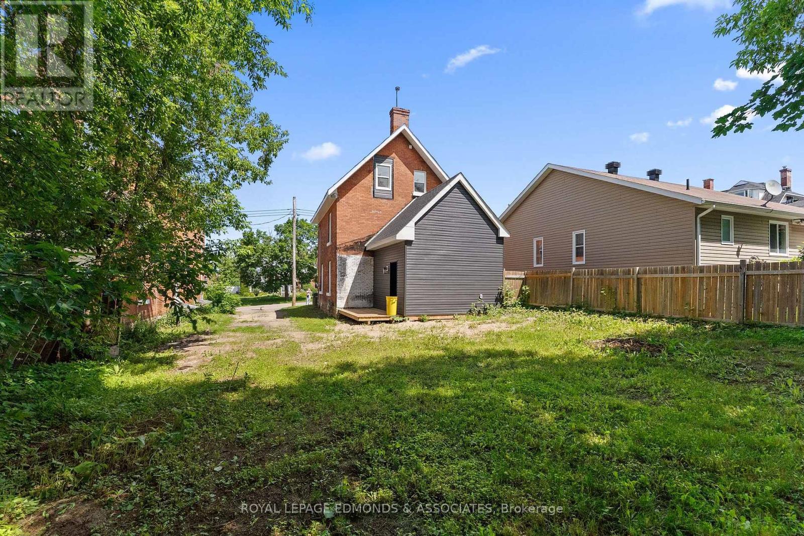 












204 MCALLISTER STREET

,
Pembroke,




Ontario
K8A3G2

