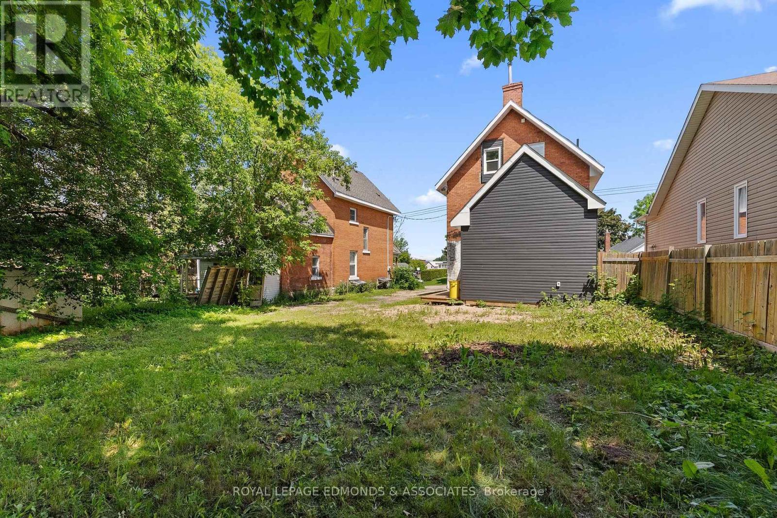 












204 MCALLISTER STREET

,
Pembroke,




Ontario
K8A3G2

