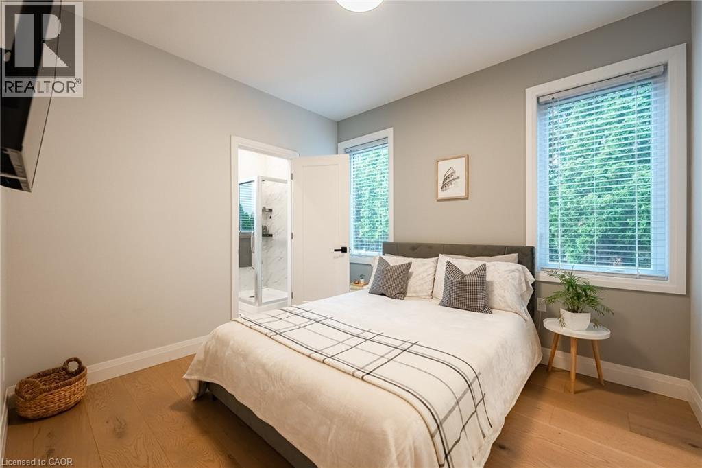 












22 LAKE Street

,
Grimsby,




Ontario
L3M2G7

