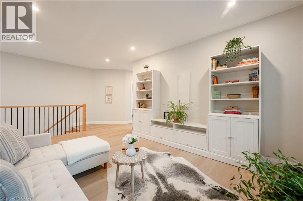 












22 LAKE Street

,
Grimsby,




Ontario
L3M2G7

