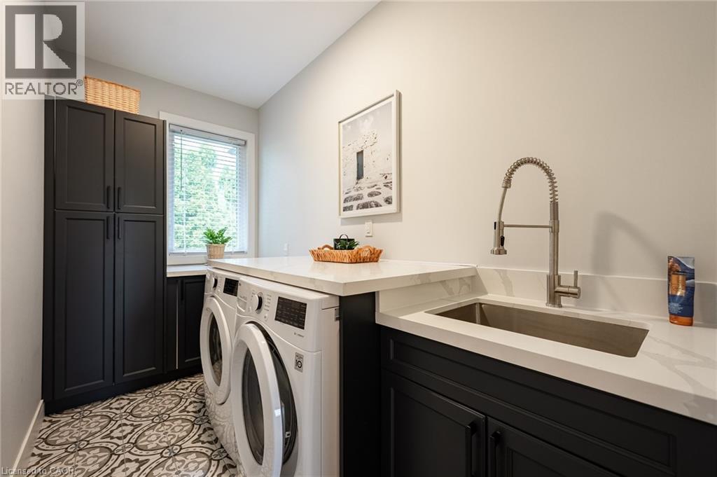












22 LAKE Street

,
Grimsby,




Ontario
L3M2G7

