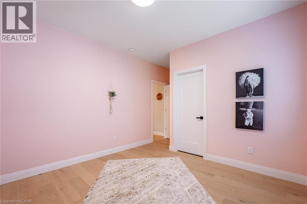 












22 LAKE Street

,
Grimsby,




Ontario
L3M2G7

