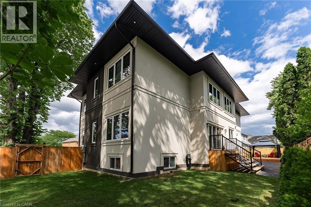 












22 LAKE Street

,
Grimsby,




Ontario
L3M2G7

