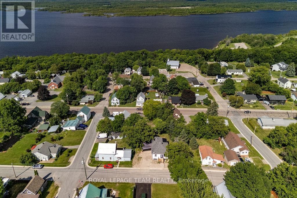 












29 GILLIES STREET

,
McNab/Braeside,




Ontario
K0A1G0

