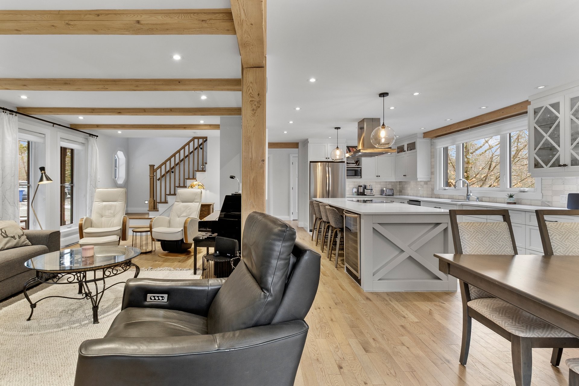 









230


Rue René

,
Magog,




QC
J1X7P7

