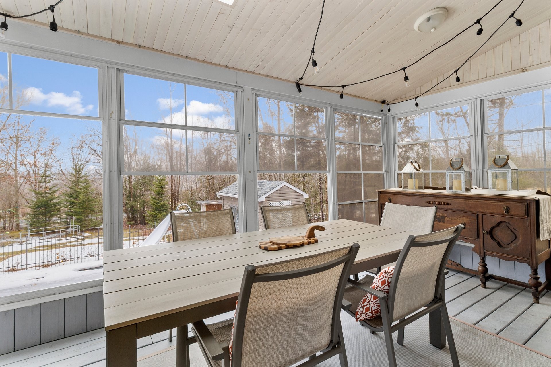 









230


Rue René

,
Magog,




QC
J1X7P7

