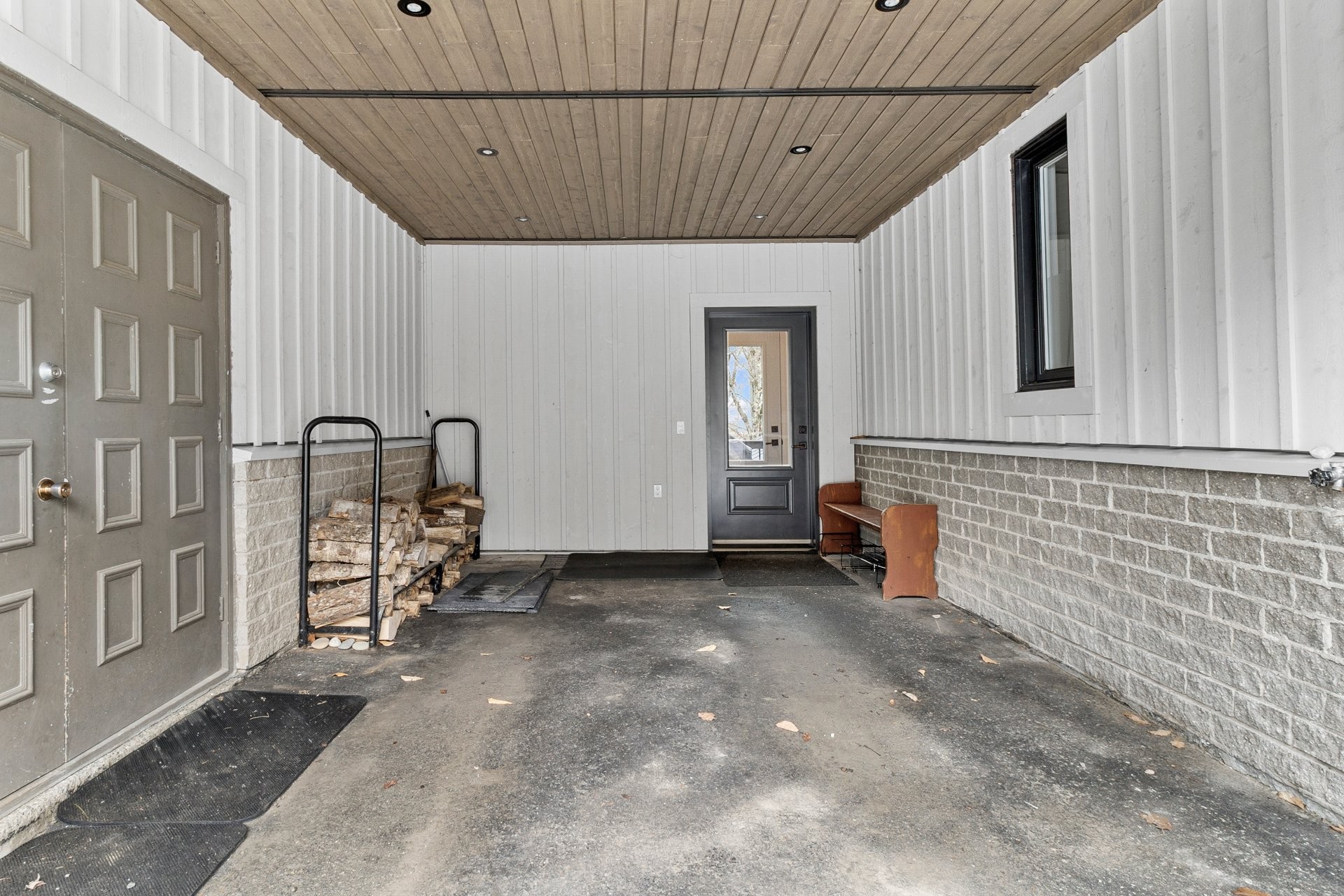 









230


Rue René

,
Magog,




QC
J1X7P7

