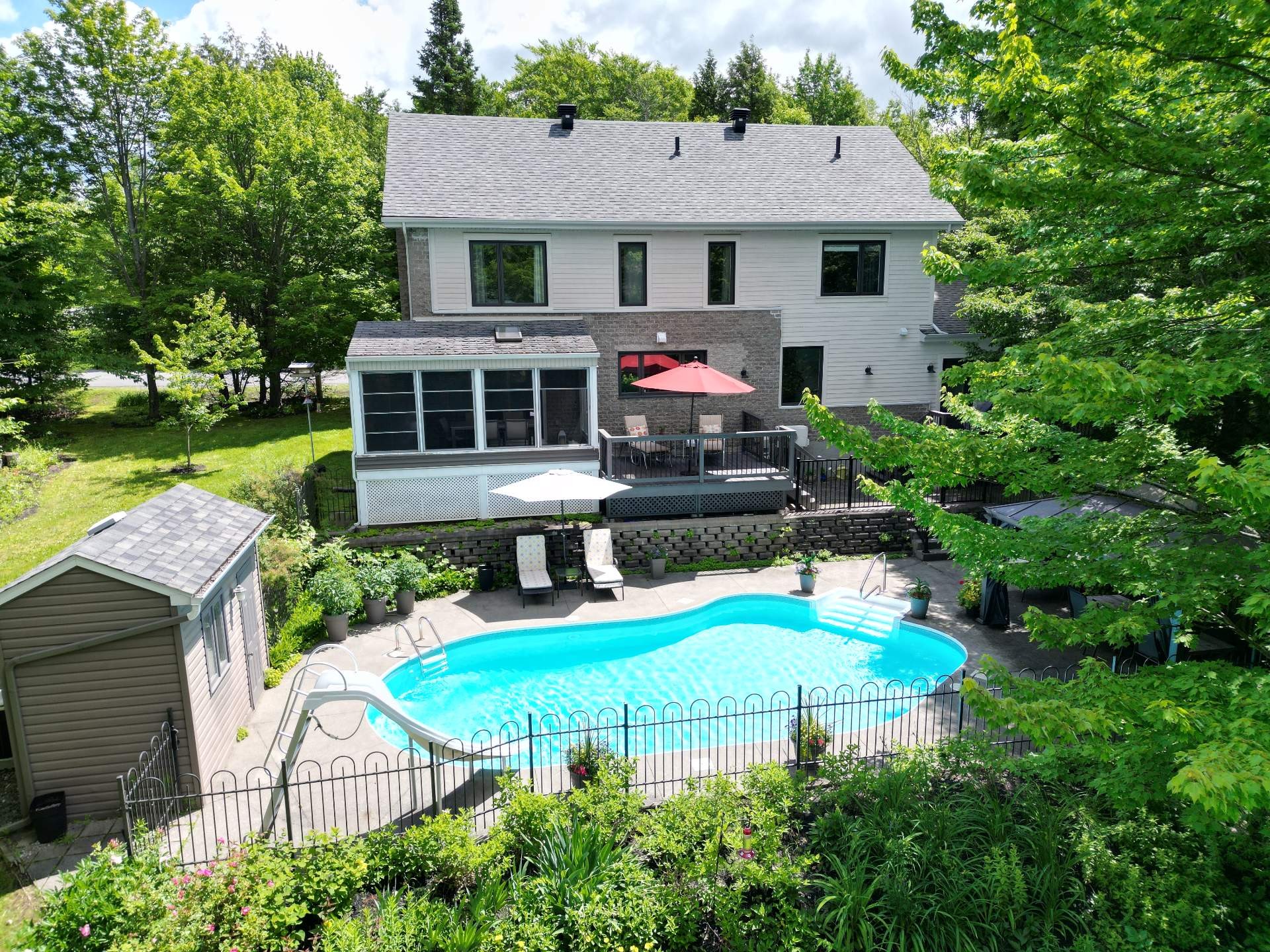 









230


Rue René

,
Magog,




QC
J1X7P7

