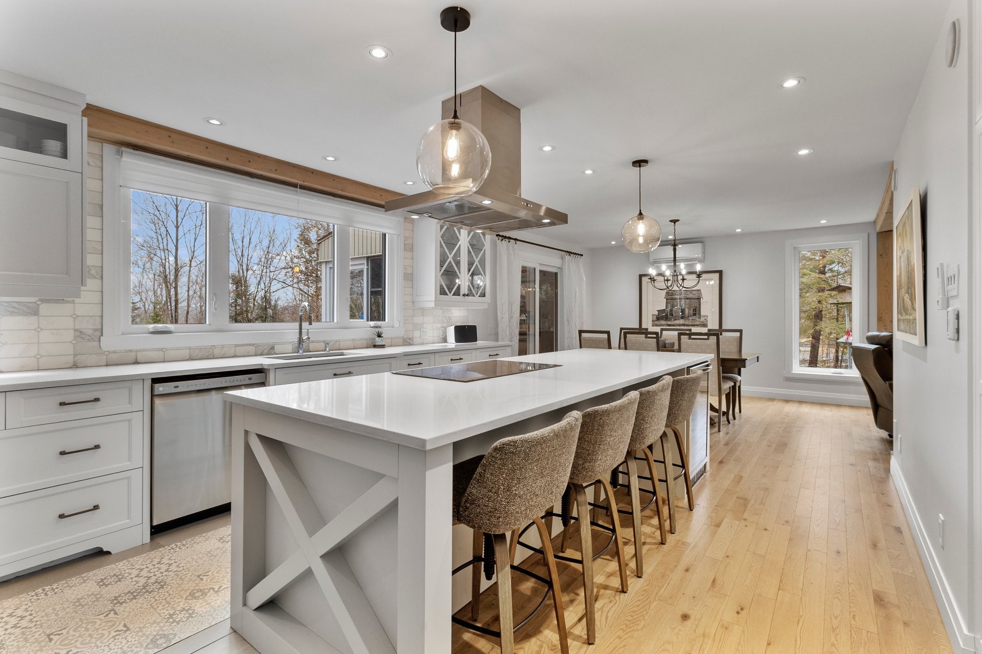 









230


Rue René

,
Magog,




QC
J1X7P7

