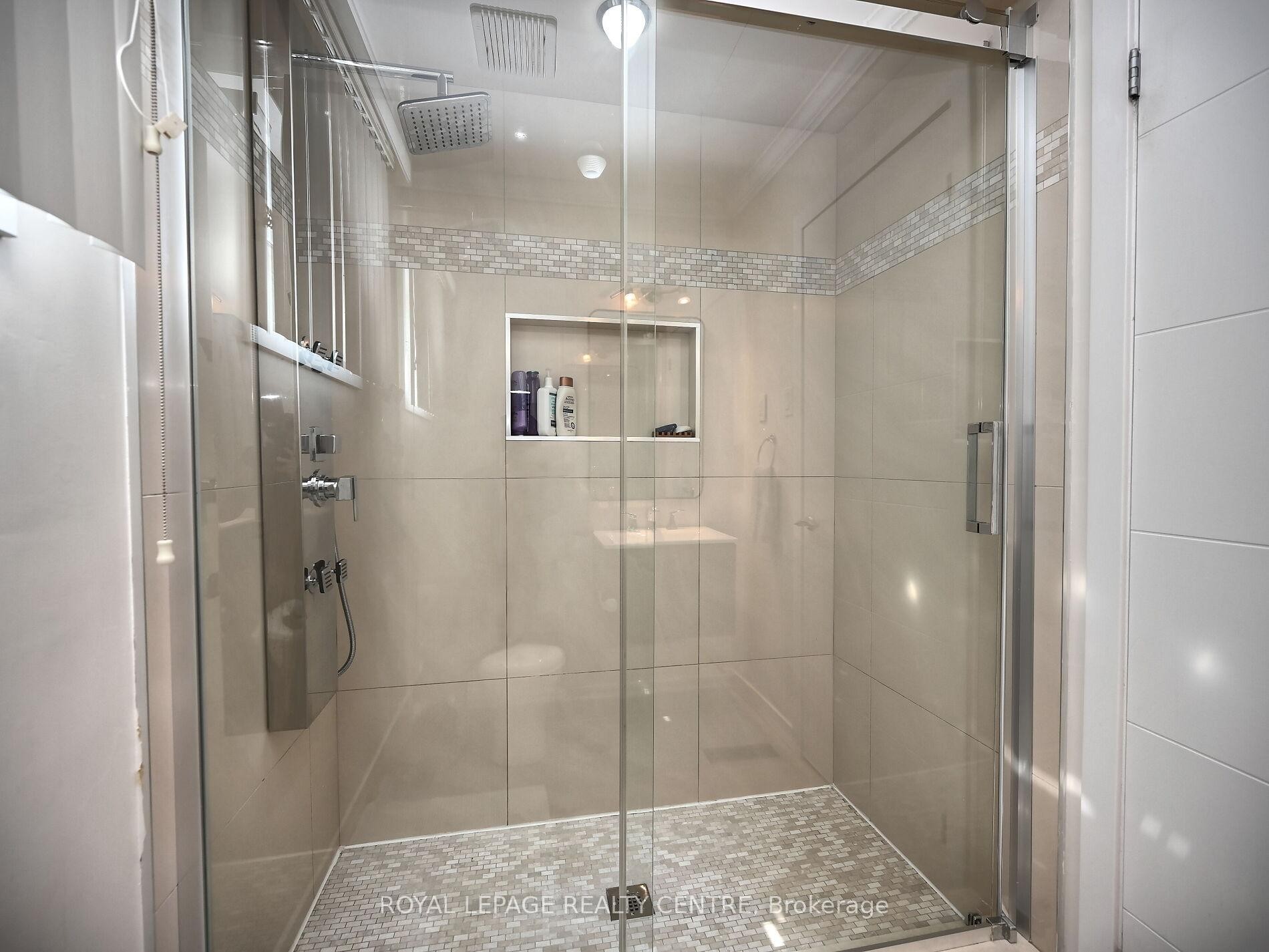 









1221


Kos

Boulevard,
Mississauga,




ON
L5J 4L3

