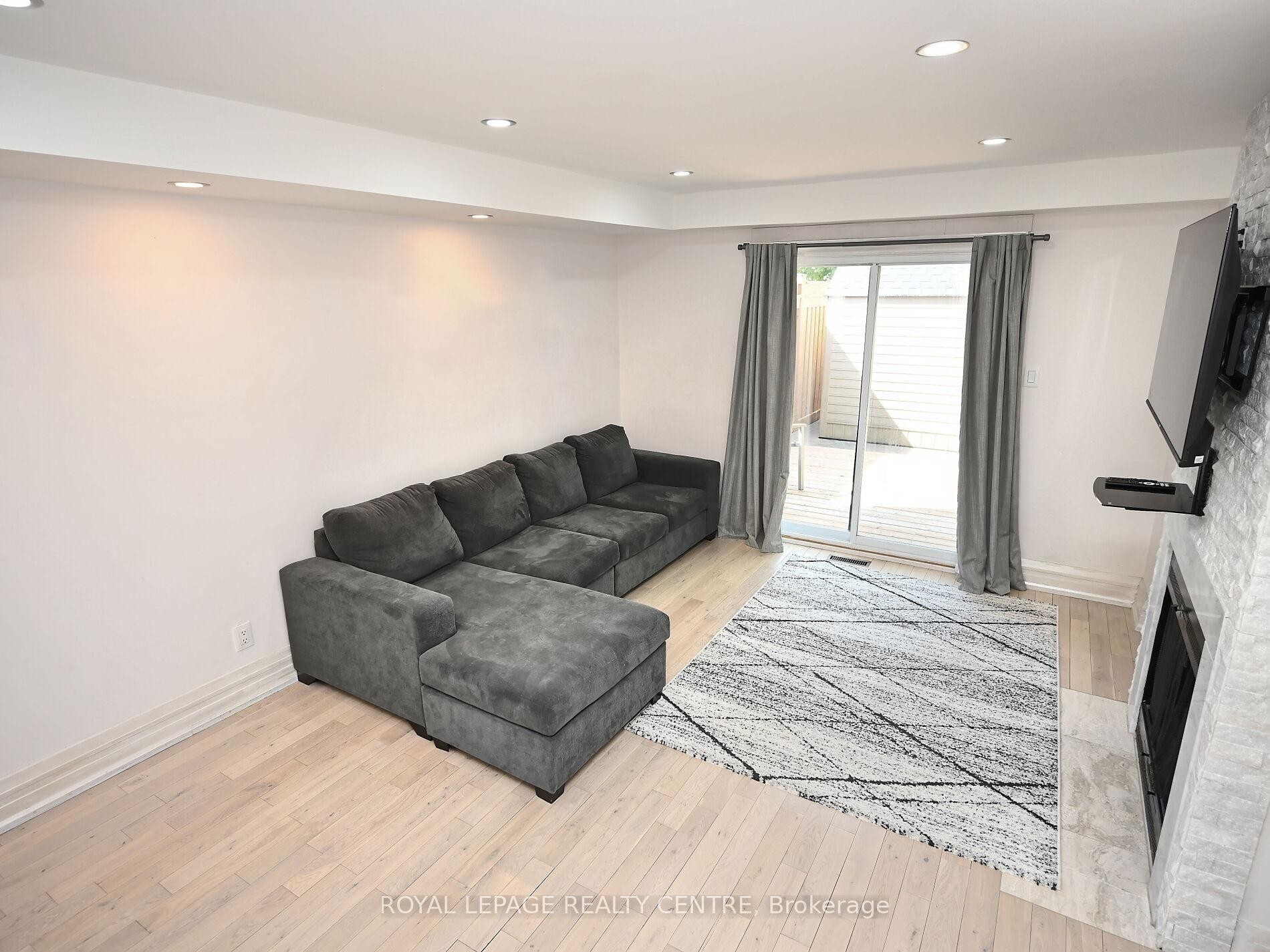 









1221


Kos

Boulevard,
Mississauga,




ON
L5J 4L3

