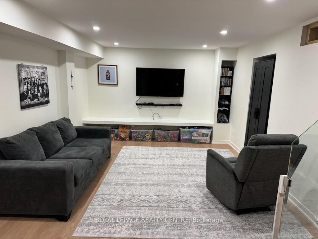 









1221


Kos

Boulevard,
Mississauga,




ON
L5J 4L3

