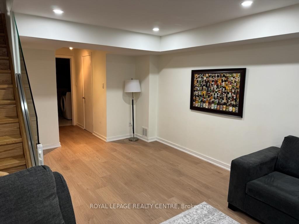 









1221


Kos

Boulevard,
Mississauga,




ON
L5J 4L3

