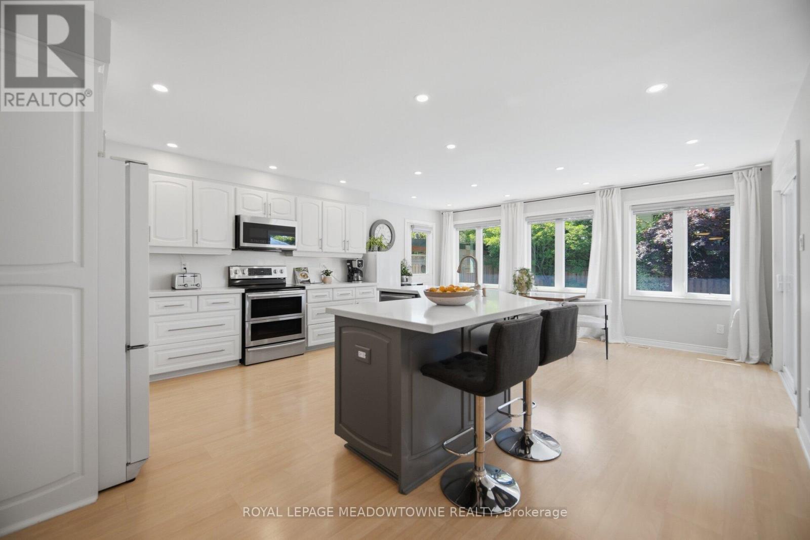 












913 MAPLE AVENUE

,
Milton,




Ontario
L9T3X6

