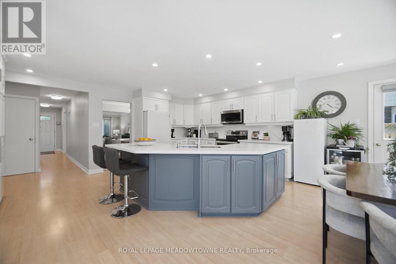 












913 MAPLE AVENUE

,
Milton,




Ontario
L9T3X6

