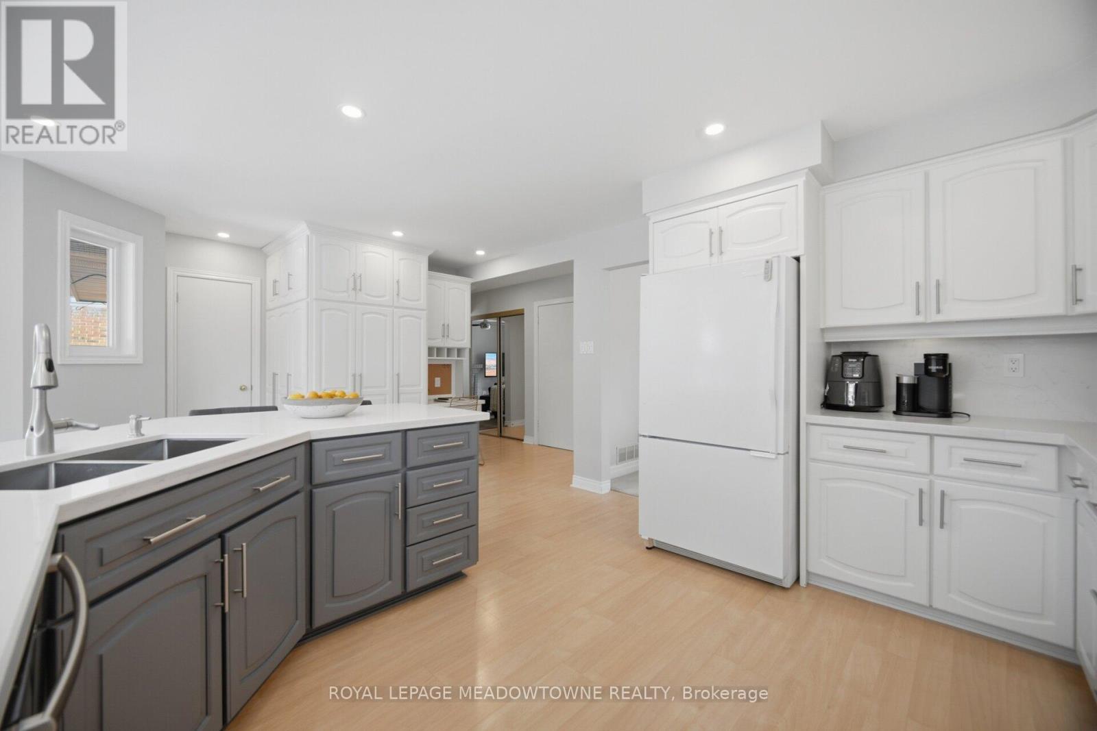 












913 MAPLE AVENUE

,
Milton,




Ontario
L9T3X6

