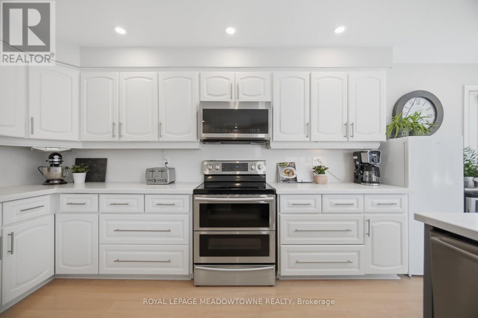












913 MAPLE AVENUE

,
Milton,




Ontario
L9T3X6

