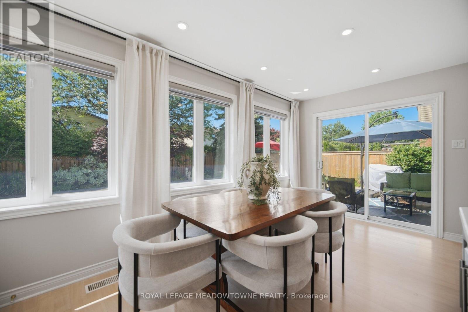 












913 MAPLE AVENUE

,
Milton,




Ontario
L9T3X6


