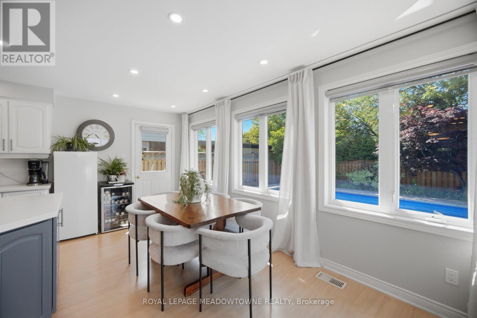 












913 MAPLE AVENUE

,
Milton,




Ontario
L9T3X6

