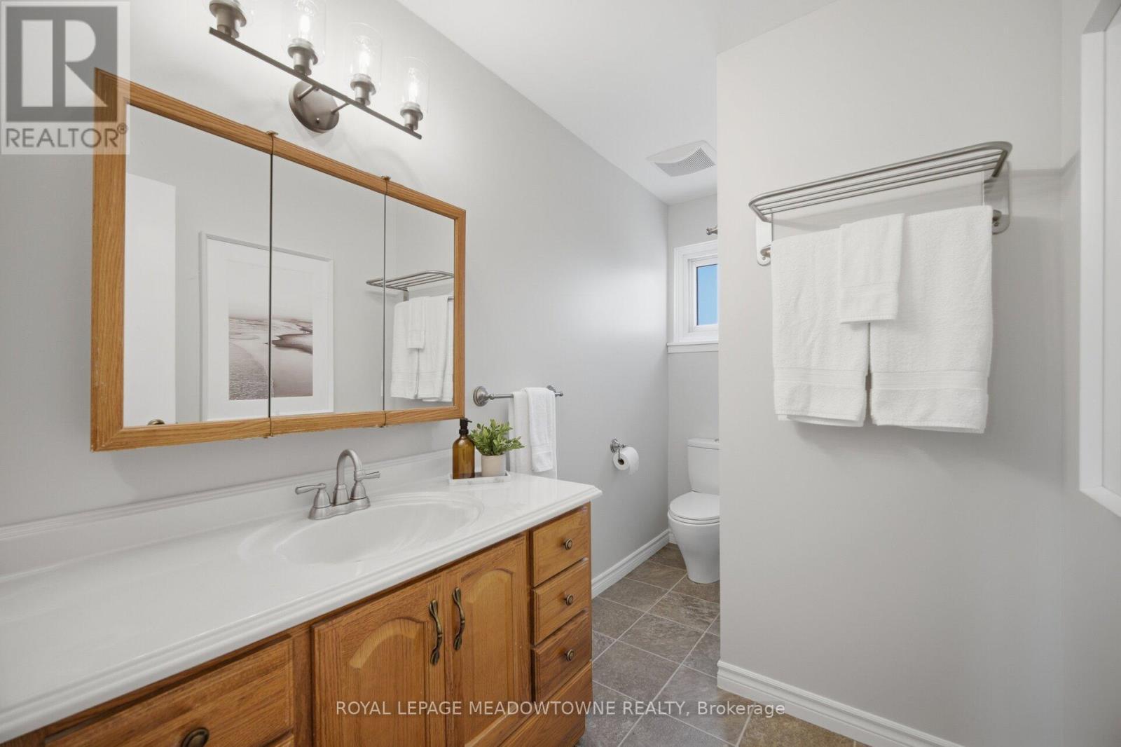 












913 MAPLE AVENUE

,
Milton,




Ontario
L9T3X6

