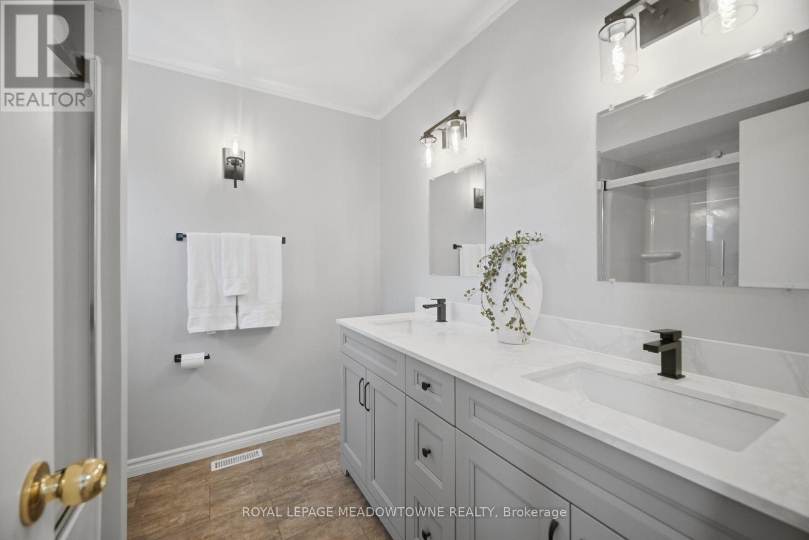 












913 MAPLE AVENUE

,
Milton,




Ontario
L9T3X6

