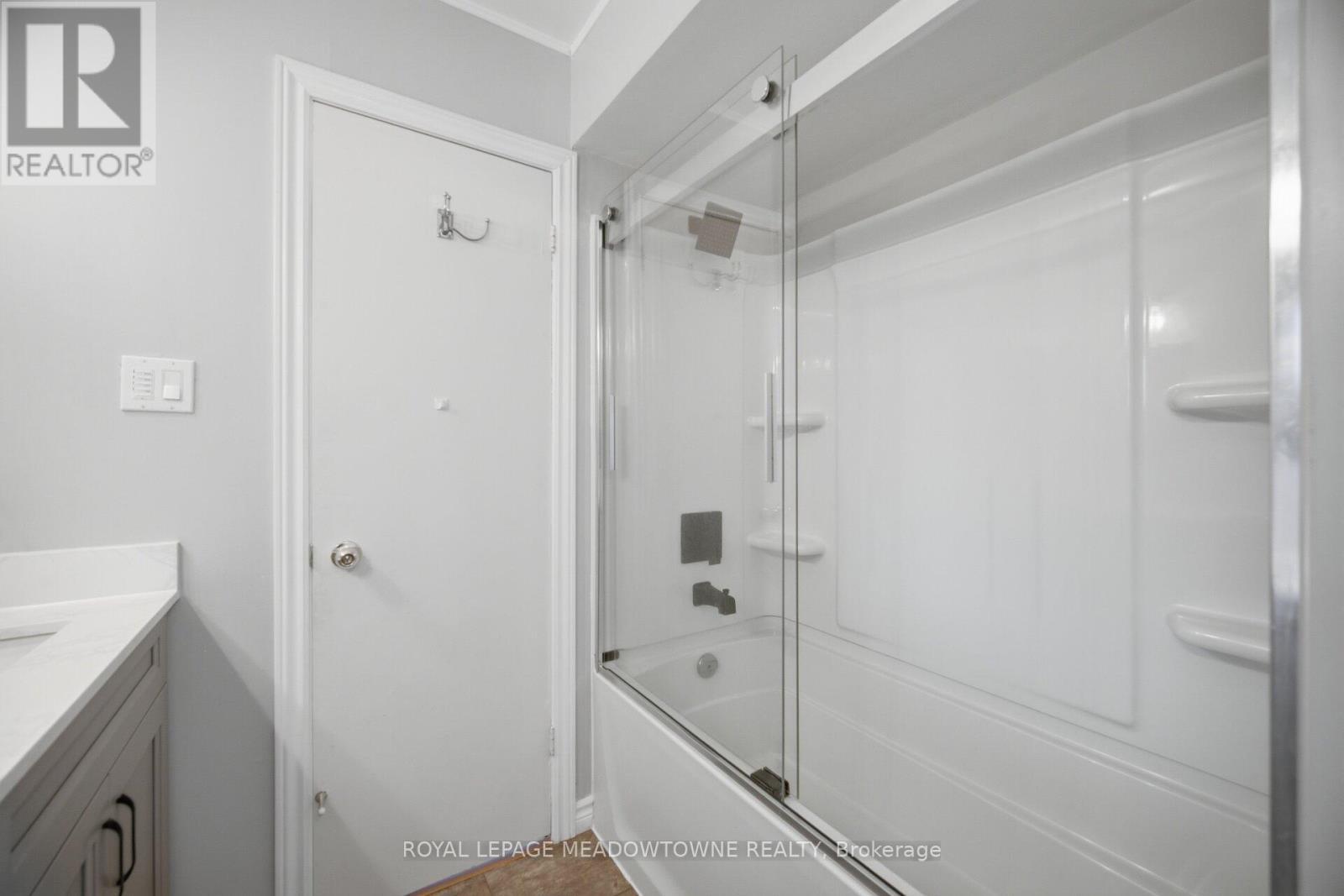 












913 MAPLE AVENUE

,
Milton,




Ontario
L9T3X6

