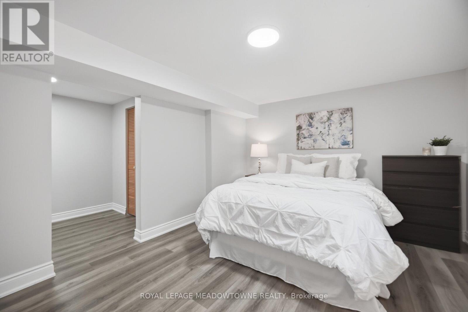 












913 MAPLE AVENUE

,
Milton,




Ontario
L9T3X6

