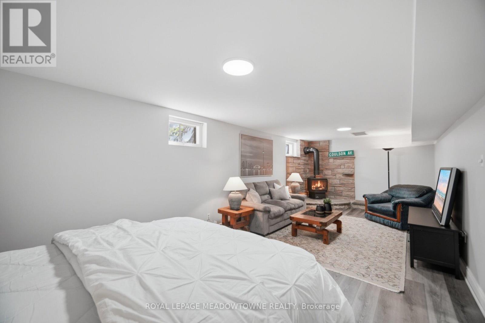 












913 MAPLE AVENUE

,
Milton,




Ontario
L9T3X6

