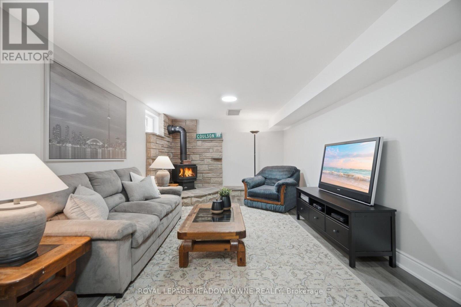 












913 MAPLE AVENUE

,
Milton,




Ontario
L9T3X6

