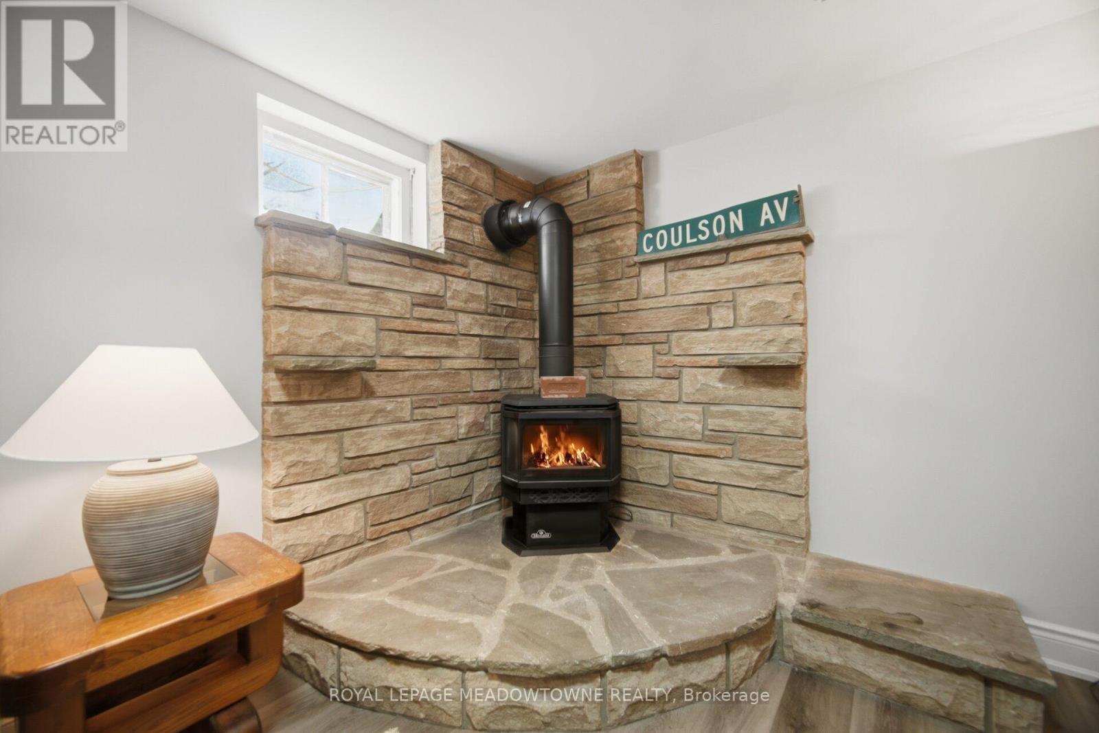 












913 MAPLE AVENUE

,
Milton,




Ontario
L9T3X6

