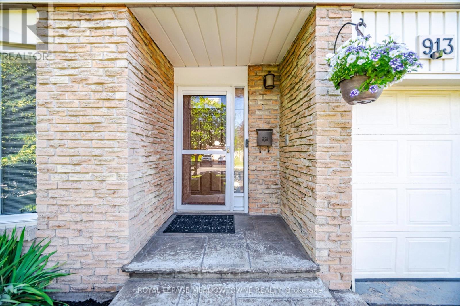 












913 MAPLE AVENUE

,
Milton,




Ontario
L9T3X6

