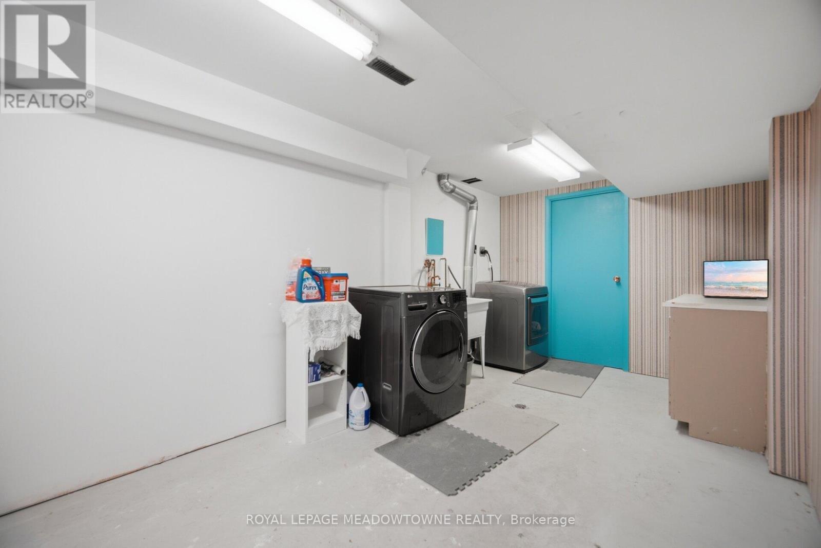 












913 MAPLE AVENUE

,
Milton,




Ontario
L9T3X6

