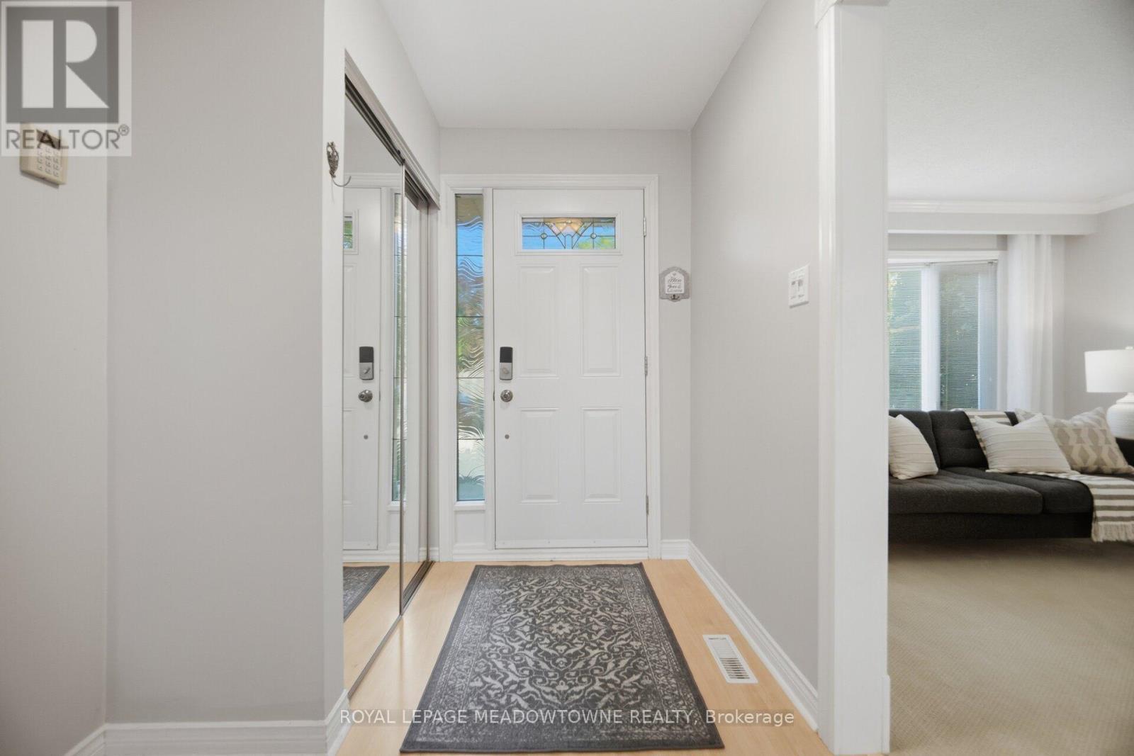 












913 MAPLE AVENUE

,
Milton,




Ontario
L9T3X6


