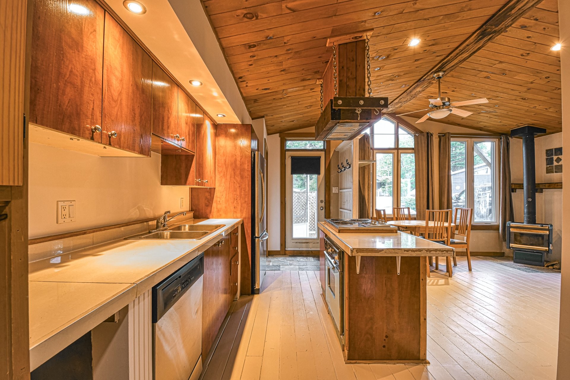 









29


Ch. de la Vallée-Bleue

,
Val-David,




QC
J0T2N0


