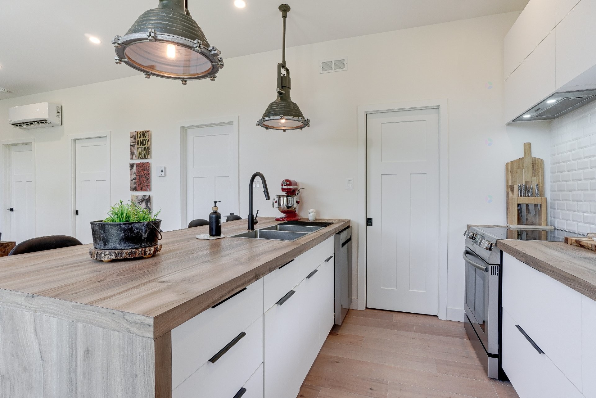 









219


Rue Gérard-Denis

,
Sainte-Marguerite-du-Lac-Masson,




QC
J0T1L0

