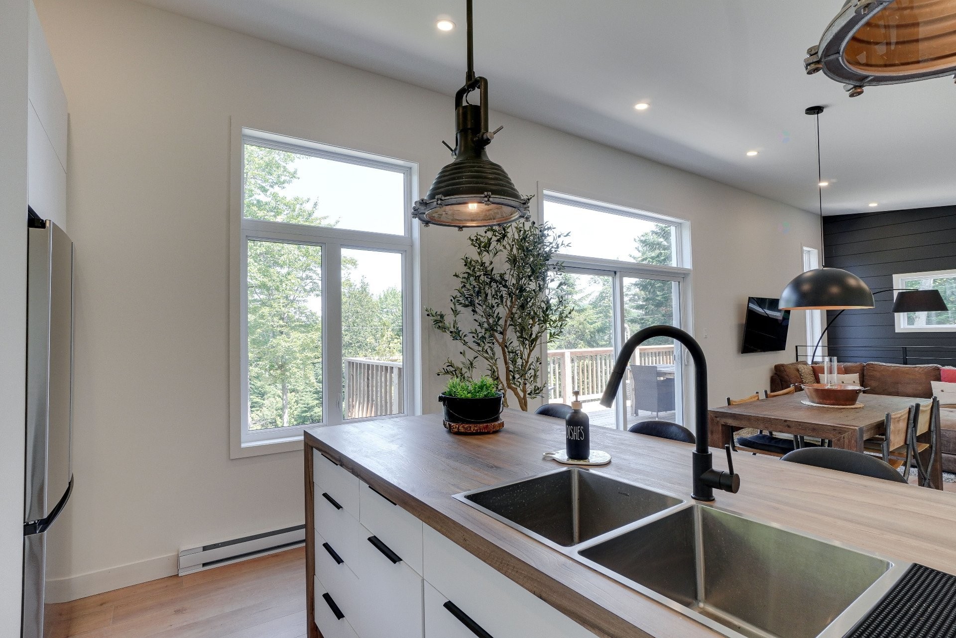 









219


Rue Gérard-Denis

,
Sainte-Marguerite-du-Lac-Masson,




QC
J0T1L0

