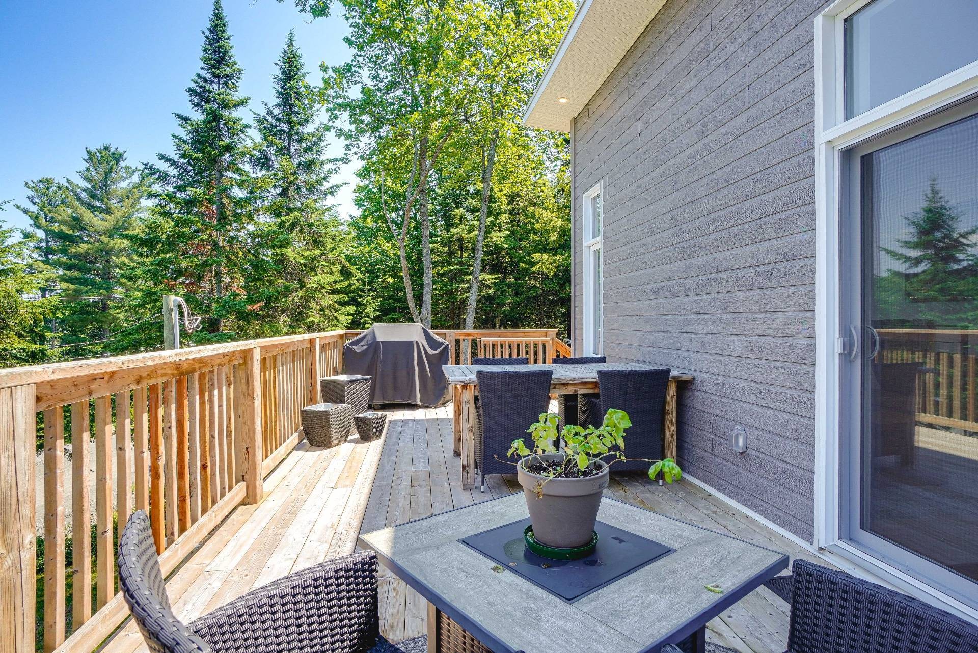 









219


Rue Gérard-Denis

,
Sainte-Marguerite-du-Lac-Masson,




QC
J0T1L0

