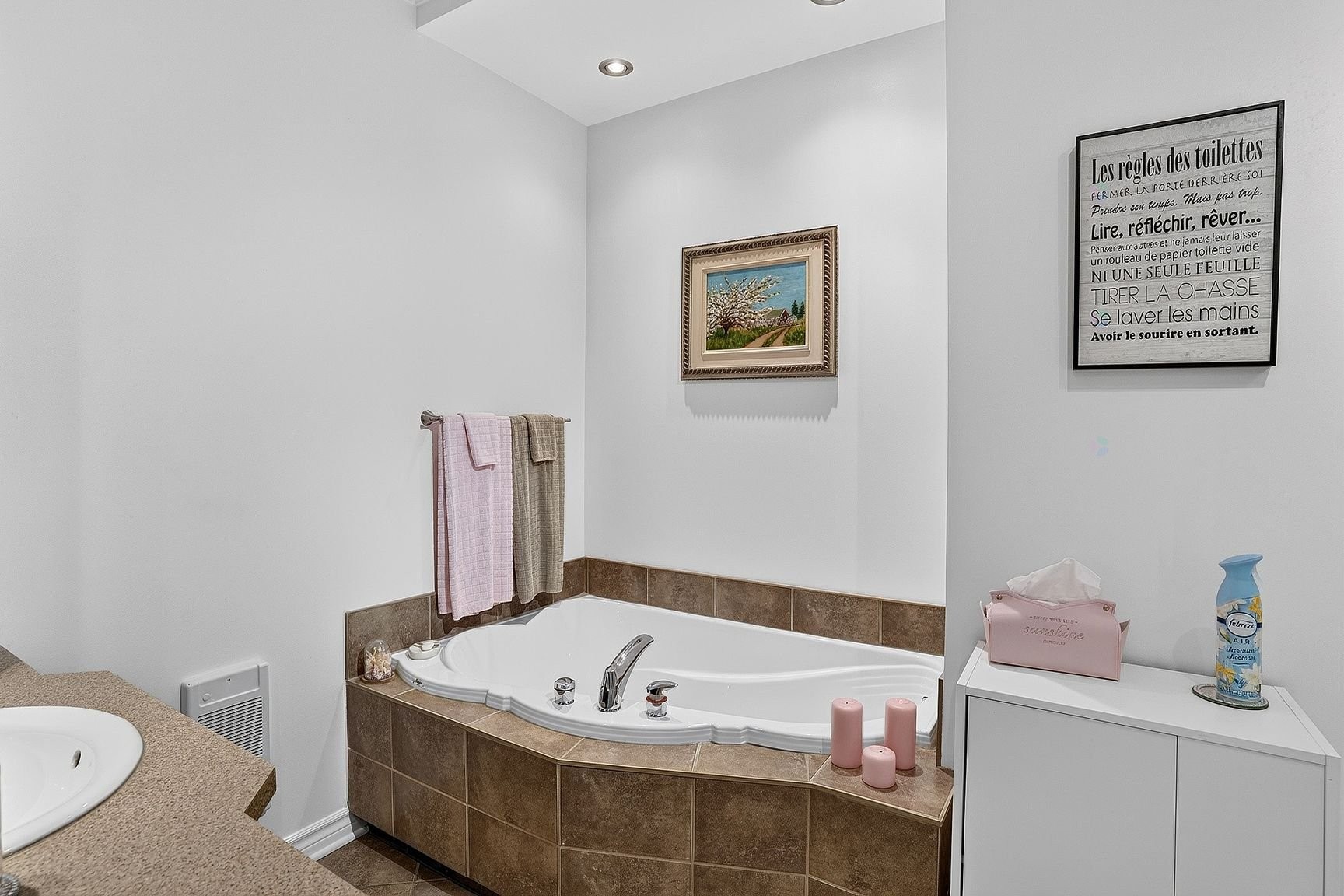 









2401


Boul. Lafontaine

, 2,
Saint-Jérôme,




QC
J7Y5L3

