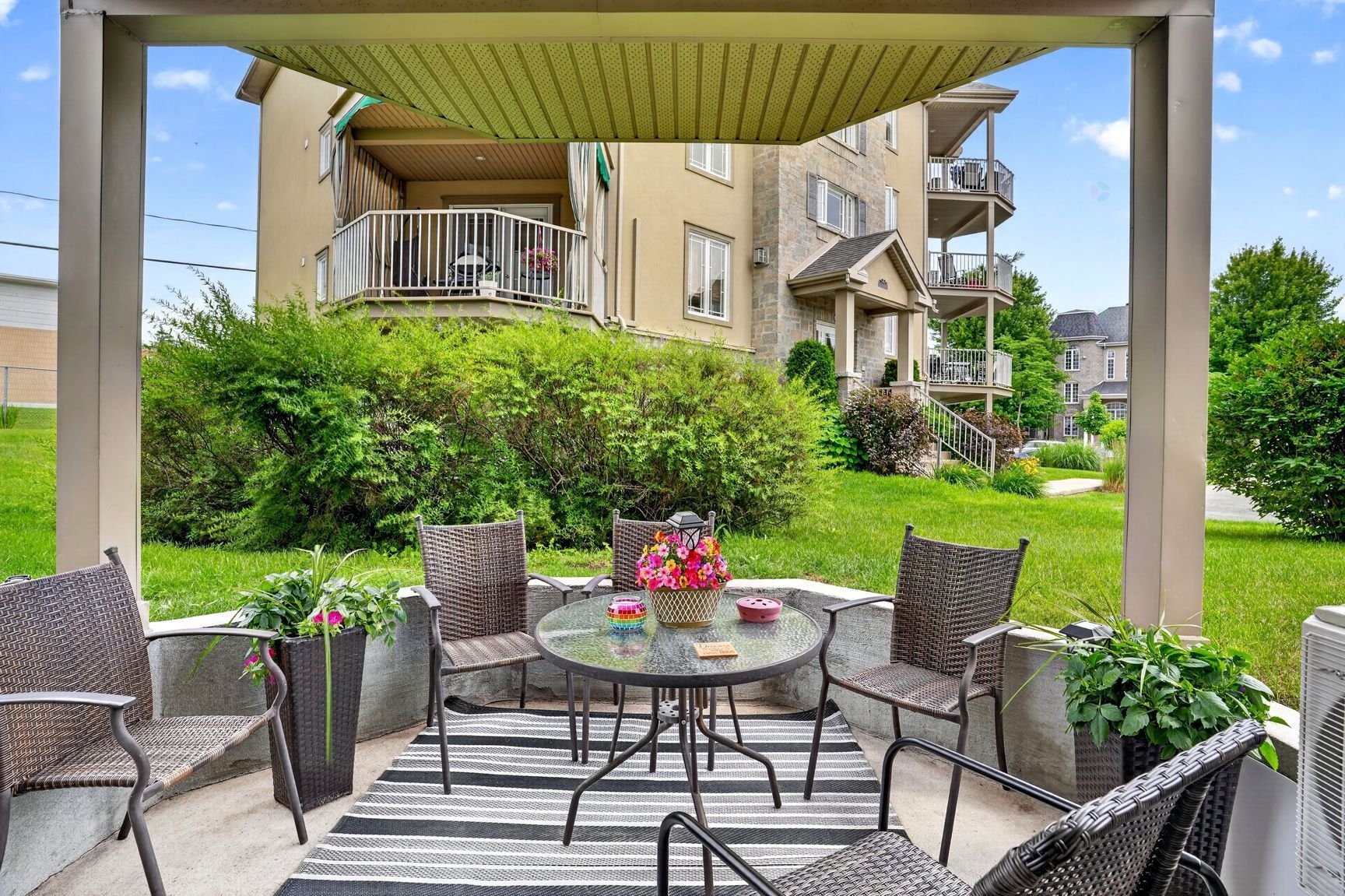 









2401


Boul. Lafontaine

, 2,
Saint-Jérôme,




QC
J7Y5L3

