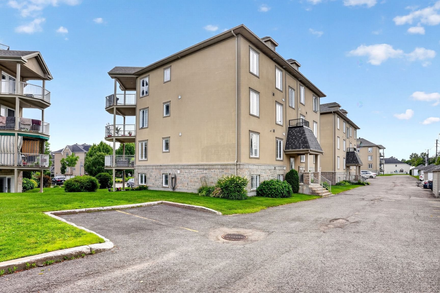









2401


Boul. Lafontaine

, 2,
Saint-Jérôme,




QC
J7Y5L3

