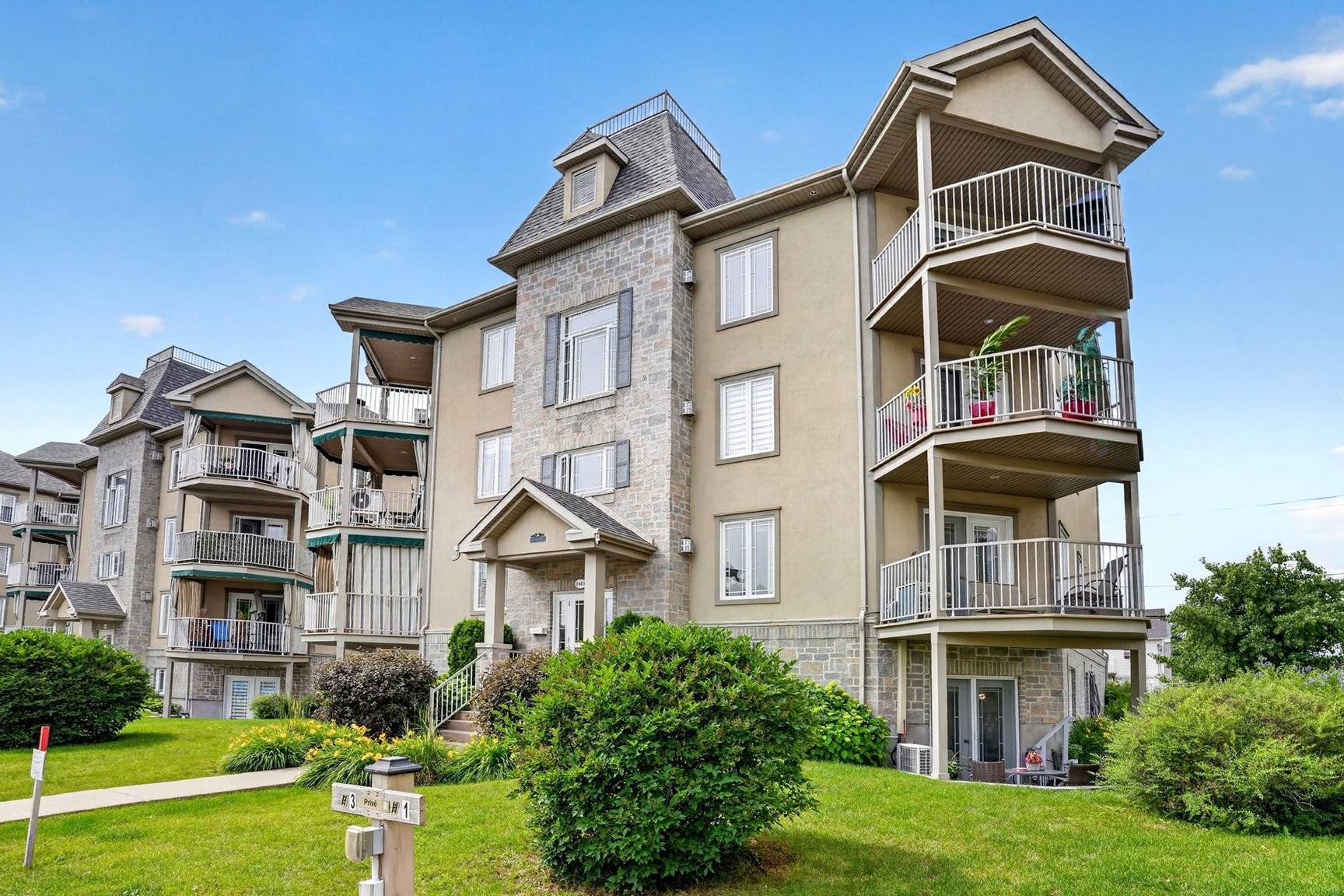 









2401


Boul. Lafontaine

, 2,
Saint-Jérôme,




QC
J7Y5L3


