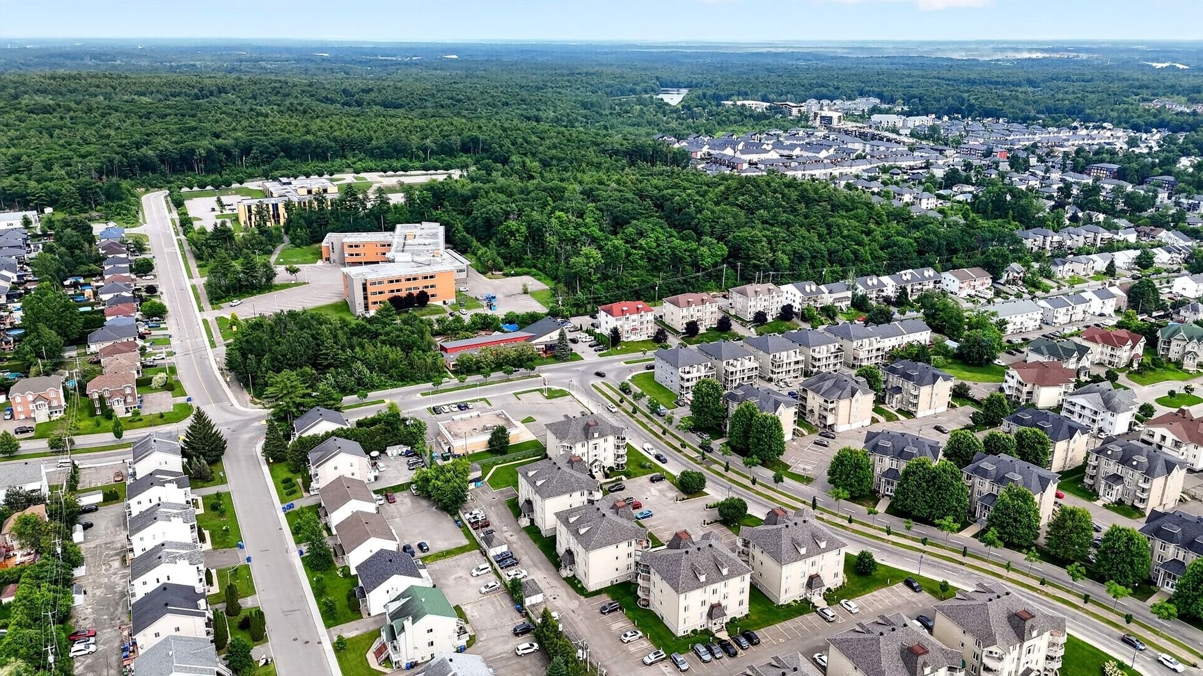 









2401


Boul. Lafontaine

, 2,
Saint-Jérôme,




QC
J7Y5L3

