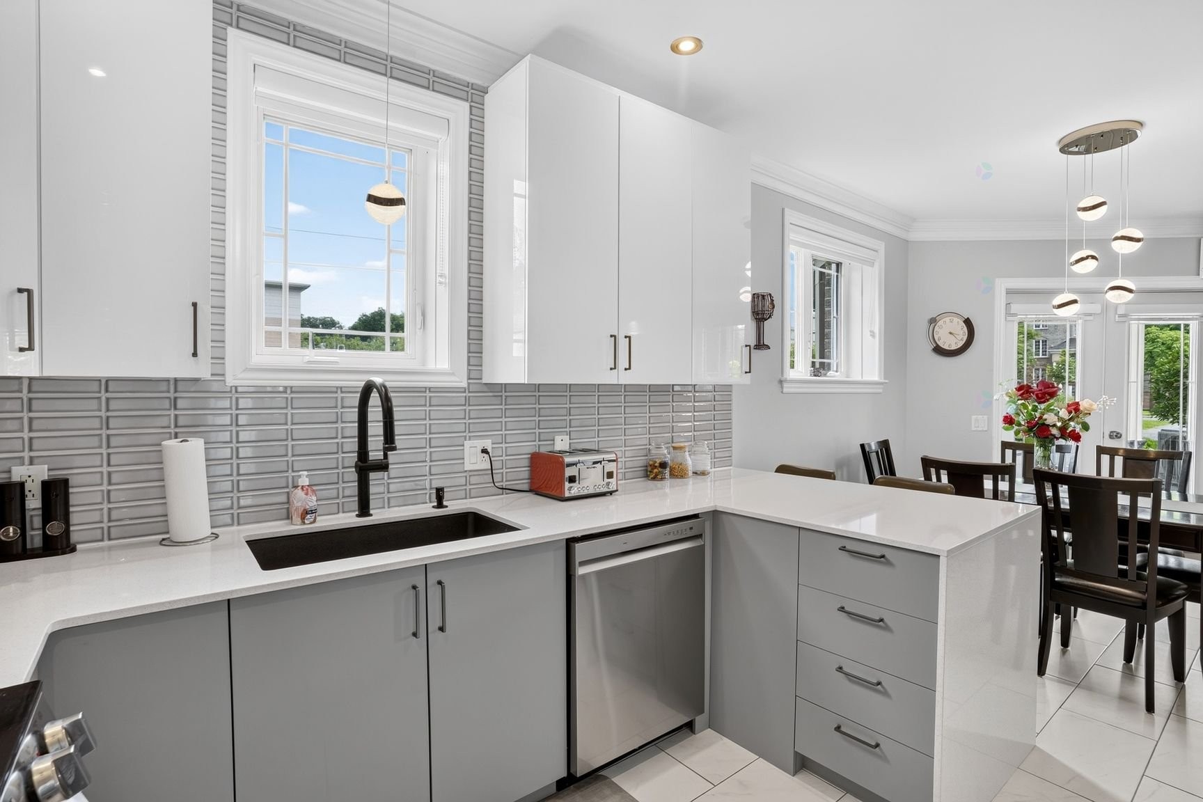 









2401


Boul. Lafontaine

, 2,
Saint-Jérôme,




QC
J7Y5L3

