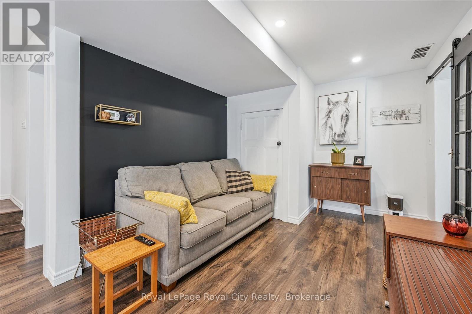 












470 PERTH STREET

,
Centre Wellington (Fergus),




Ontario
N1M2S7

